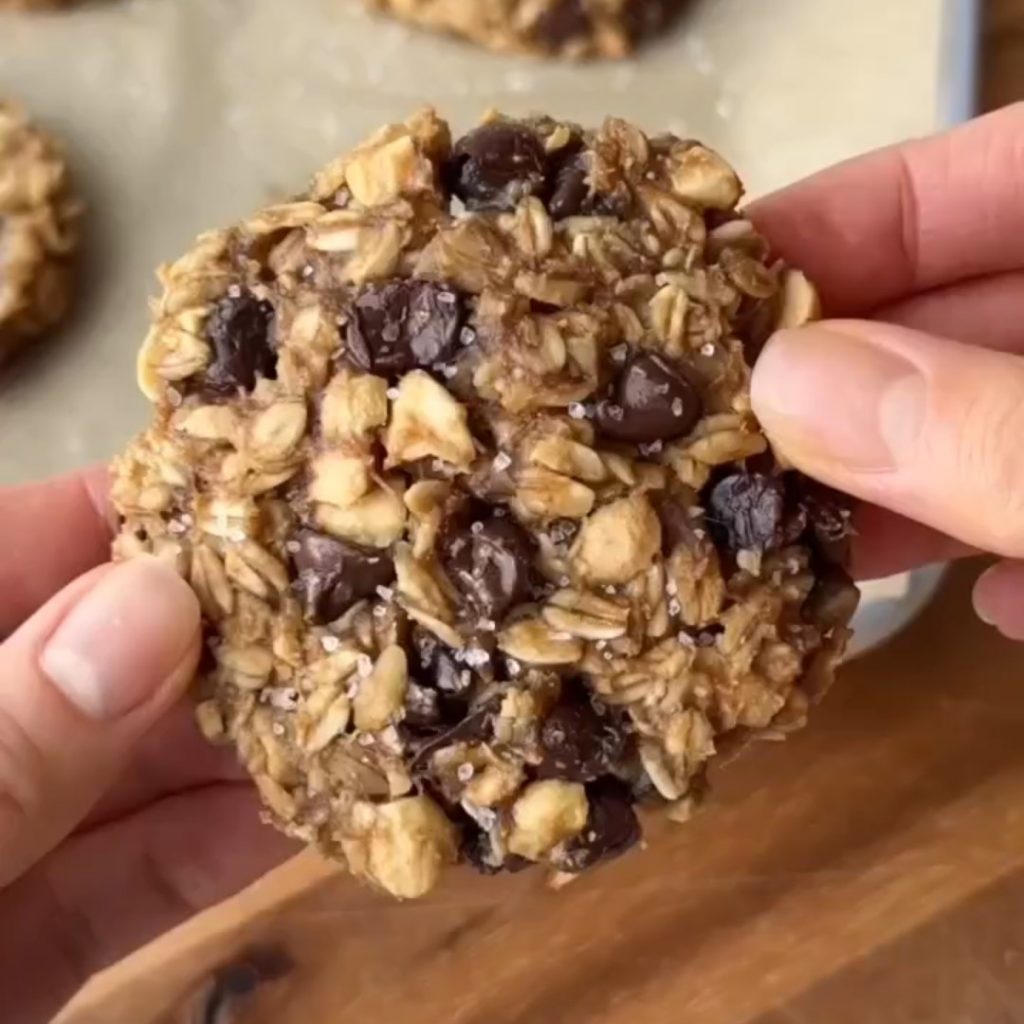 No Sugar Oatmeal Chocolate Chip Cookies (Naturally Sweet!)