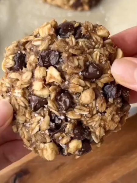 No Sugar Oatmeal Chocolate Chip Cookies (Naturally Sweet!)