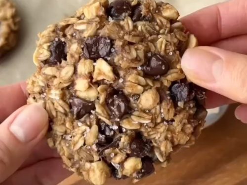 No Sugar Oatmeal Chocolate Chip Cookies (Naturally Sweet!)
