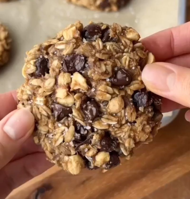 No Sugar Oatmeal Chocolate Chip Cookies (Naturally Sweet!)