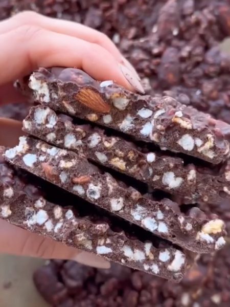 Puffed Rice Cakes with Chocolate & Almonds (No-Bake!)