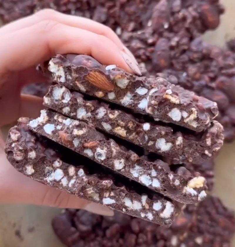 Puffed Rice Cakes with Chocolate & Almonds (No-Bake!)
